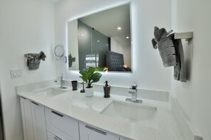 Shower, hair dryer, towels, soap - Lakefront Home w/ Jacuzzi - 10 Mins to Airport and Restaurants! (Fort Lauderdale)