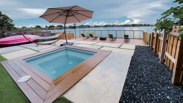 Terrace/patio - Lakefront Home w/ Jacuzzi - 10 Mins to Airport and Restaurants! (Fort Lauderdale)