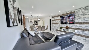 Smart TV, fireplace - Lakefront Home w/ Jacuzzi - 10 Mins to Airport and Restaurants! (Fort Lauderdale)