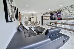 Smart TV, fireplace - Lakefront Home w/ Jacuzzi - 10 Mins to Airport and Restaurants! (Fort Lauderdale)