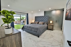 2 bedrooms, desk, iron/ironing board, travel cot - Lakefront Home w/ Jacuzzi - 10 Mins to Airport and Restaurants! (Fort Lauderdale)