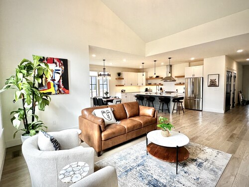 New Luxury House, walk to Asheville’s best restaurants, pubs breweries and shops