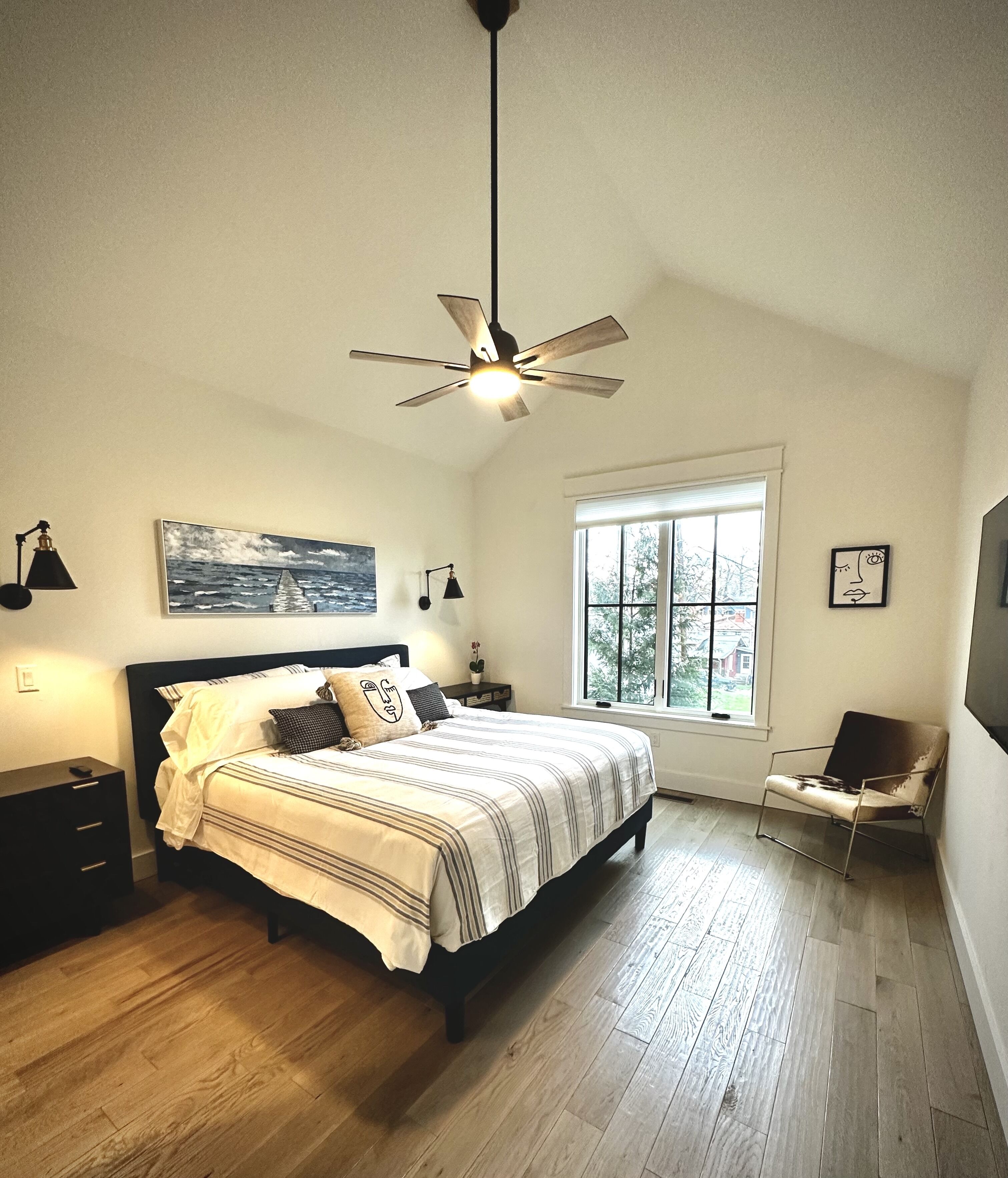 3 soverom, skrivebord, strykejern/-brett og reiseseng for barn