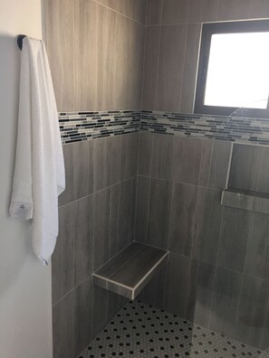 Haartrockner, Handtücher, Seife, Shampoo