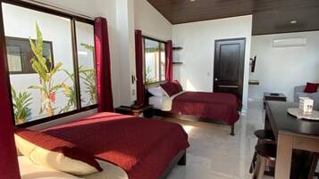 2 chambres, coffres-forts dans les chambres, bureau, lit parapluie