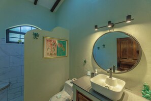 Douche, serviettes fournies, savon, papier toilette
