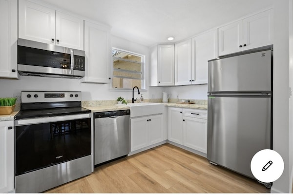 Frigorífic, microones, forn i placa de cuina