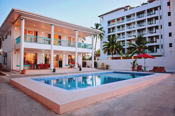 Villa Premier - 4 sovrum - privat pool - utsikt mot stranden | Pool | Utomhuspool och solstolar