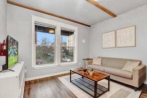 TV - Walk to DT Fast Wi-fi + Long stay equipped! (Tacoma)