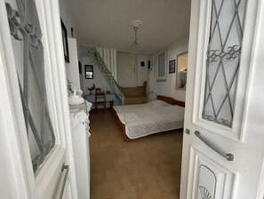 2 bedrooms, desk, iron/ironing board, free WiFi - Nionas Cheerful House (Piso Meria)