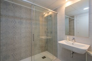 Douche, séchoir à cheveux, serviettes fournies