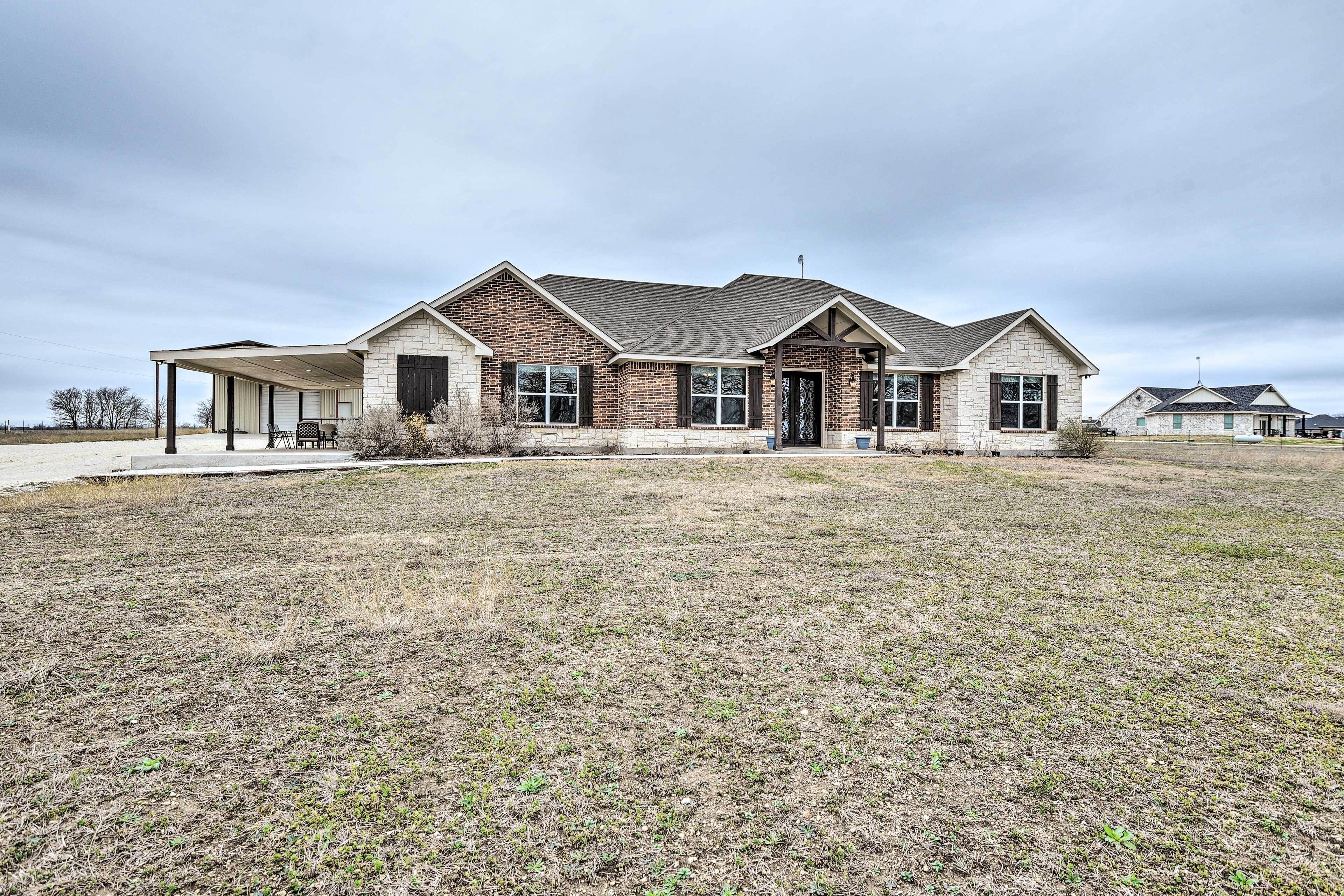 Secluded Krum Home, 18 Mi to Lake Ray Roberts