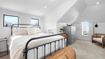 3 slaapkamers, een bureau, een strijkplank/strijkijzer, reisbedje