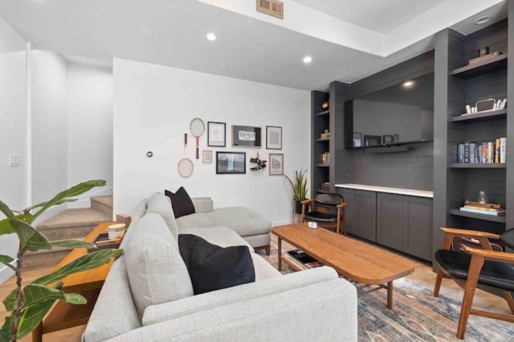 Smart TV, fireplace, books, stereo