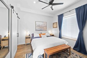 3 chambres, bureau, fer et planche à repasser, lit de bébé portatif