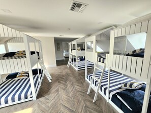9 Schlafzimmer, Schreibtisch, WLAN, Bettwäsche