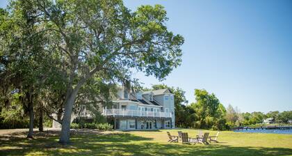 9 Bed/Sleeps 25 Waterfront Home on Lake Josephine