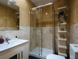 Douche, articles de toilette écologiques, séchoir à cheveux