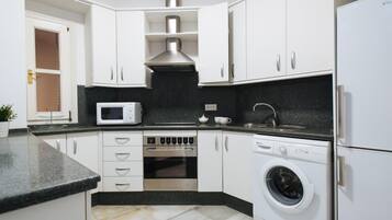 Réfrigérateur, micro-ondes, four, cafetiÚre/bouilloire