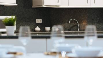 Refrigerador, microondas, horno y cafetera y tetera