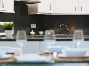 ثلاجة، ميكروويف، فرن، ماكينة لصنع القهوة/الشاي