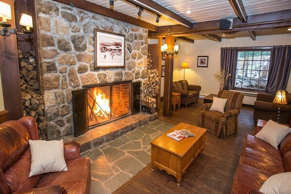 Living area - Place St Bernard Hotel Mont Tremblant (Mont-Tremblant)
