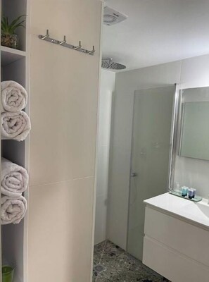 Douche, sèche-cheveux, serviettes fournies, savon