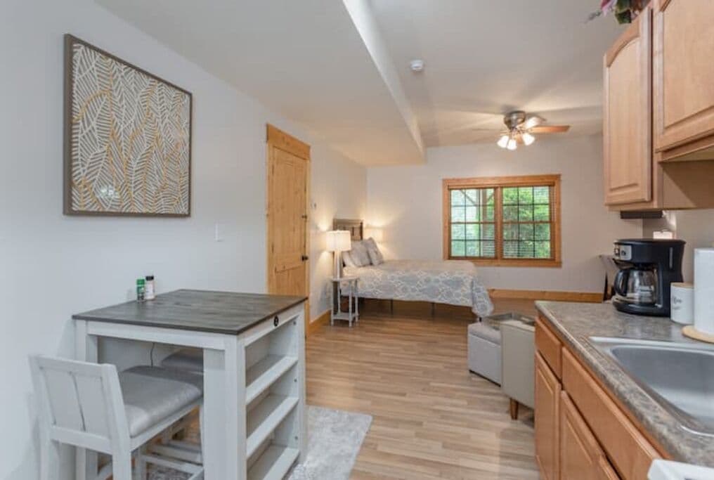 1 habitación, escritorio, tabla de planchar con plancha y wifi gratis 