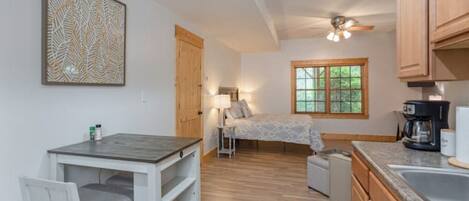 1 habitación, escritorio, tabla de planchar con plancha y wifi gratis