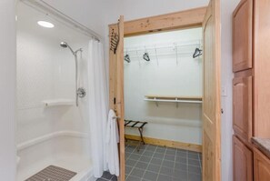 Regadera, toallas, jabón, papel de baño 