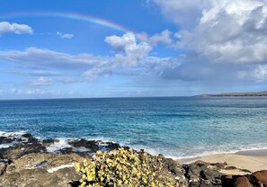 Sur la plage, chaise longue, serviettes de plage