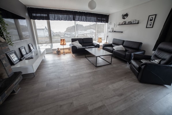 Smart TV, fireplace, DVD player, stereo