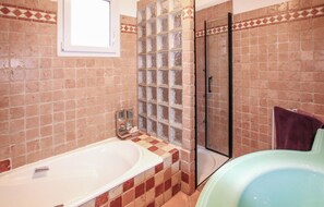 Combined shower/bathtub, hair dryer - Cozy home in Martigues (Martigues)