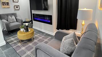 Smart TV, chimenea y impresora