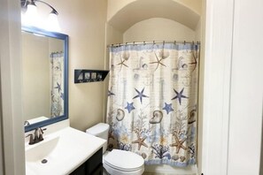 Hair dryer, towels, soap, shampoo - Family Friendly Stay with Parks and Pool Nearby (Conroe)