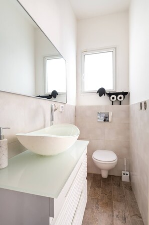 Hair dryer, towels, soap, shampoo - Elegant Studio with Garden, Fast Fiber Wi-Fi, 3 Minute Drive to Beach, Netflix (Atlit)