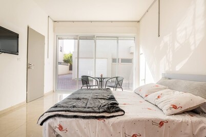 Elegant Studio with Garden, Fast Fiber Wi-Fi, 3 Minute Drive to Beach, Netflix