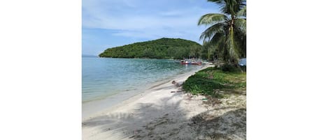 Chaises longues, serviettes de plage