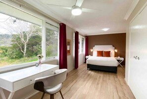 3 bedrooms, desk, WiFi, bed sheets
