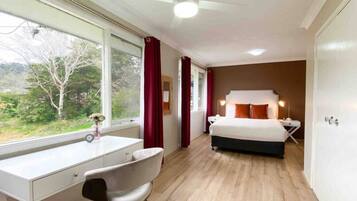 3 bedrooms, desk, WiFi, bed sheets