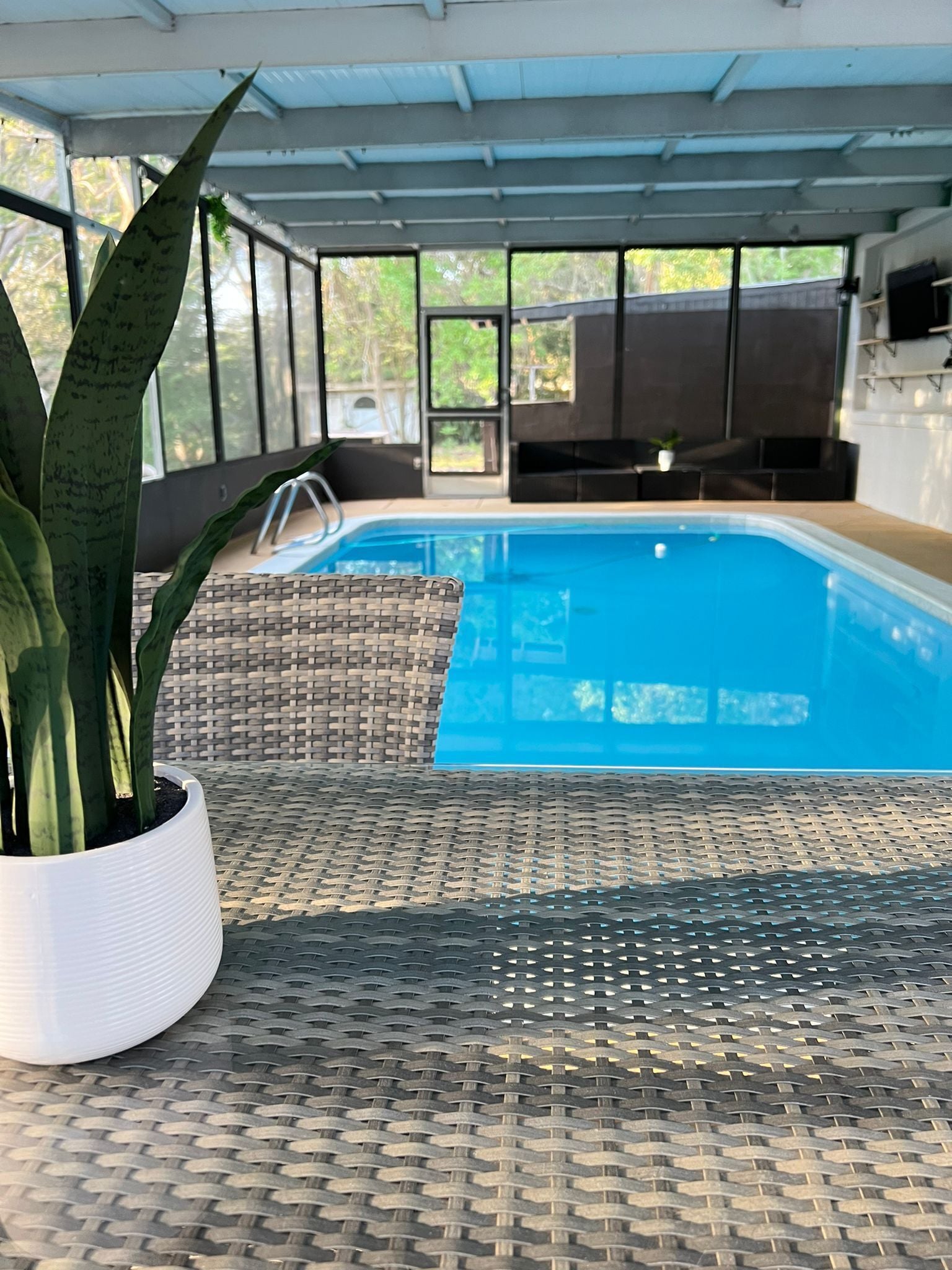 Innendørsbasseng og et oppvarmet basseng