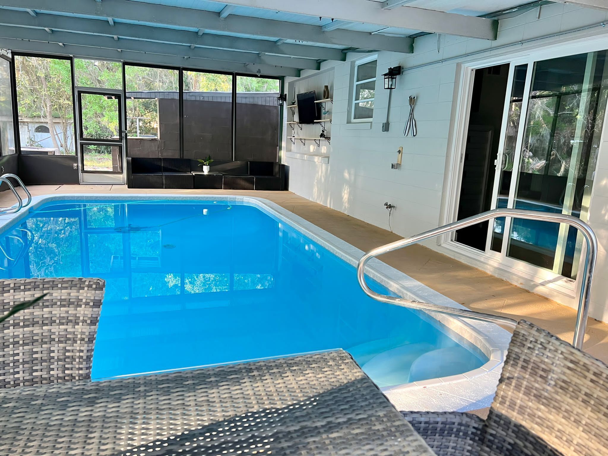 Een binnenzwembad en een verwarmd zwembad