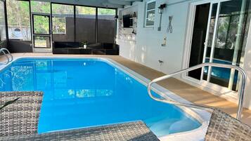 Een binnenzwembad en een verwarmd zwembad