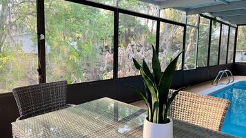 Alberca techada y alberca climatizada