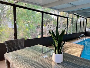 Una piscina cubierta, una piscina climatizada