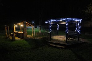 A gazebo with a bench and table, surrounded by a grassy area. - Cabañas La Cascada (Zacatlán)