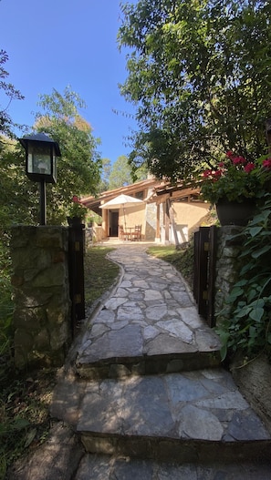 Family Cabin, Balcony (Kalaffe) | Frette Italian sheets, premium bedding, down comforters, pillowtop beds - Cabañas La Cascada (Zacatlán)