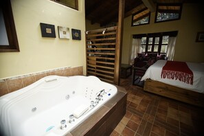 Elite Suite (Canela) | Bathroom | Shower, rainfall showerhead, hair dryer, towels