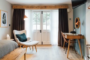 Desk, iron/ironing board, free WiFi, bed sheets - The Fox at Willian  (Letchworth)