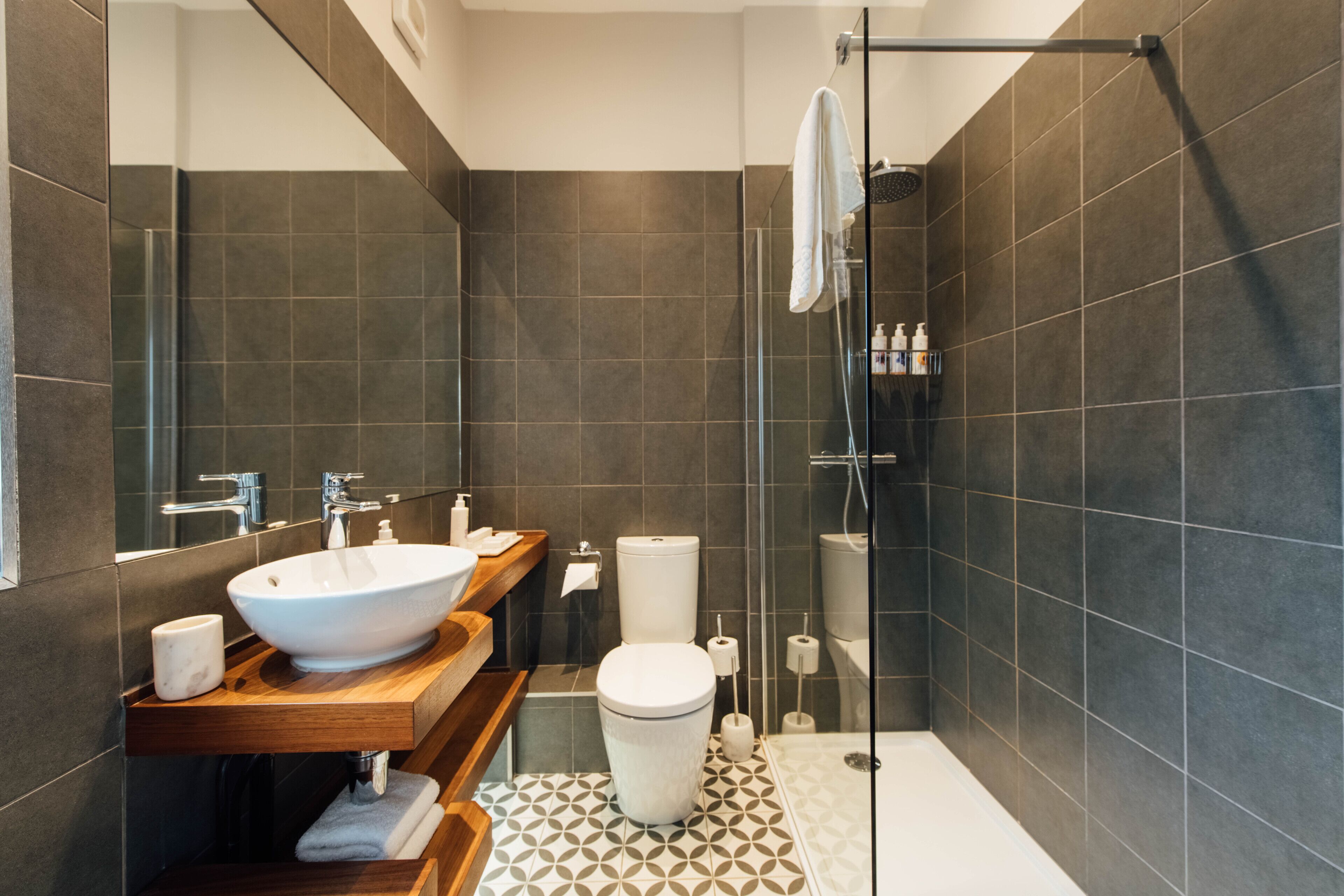 Chambre Double Exécutive | Salle de bain | Douche, douche à « effet pluie », sèche-cheveux